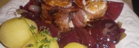 Fisk i bacon med løgkompot