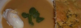 Jordskoksuppe med porcherede aeg
