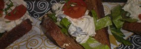 Kyllingesalat i rugbrødsfriller