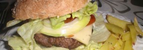 Cheeseburger med grove fritter
