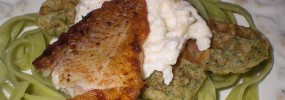 Grillet rødfisk med spinatvafler og peberrodscreme