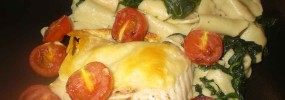 Gratinret torsk med spinatpasta og bagte tomater